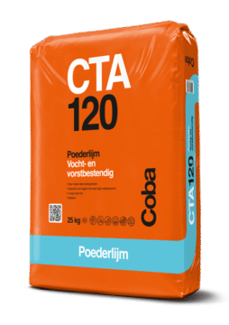 Close-up van een verpakking Coba CTA 120 Tegellijm – vocht- en vorstbestendig, geschikt voor professioneel tegelwerk.